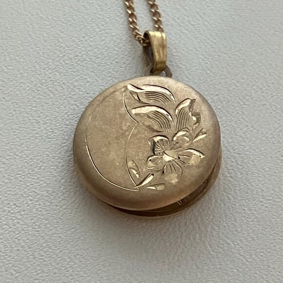 Vintage 1/20 - 12 k Gold Fill Floral Locket Necklace & 18” Chain. - Picture 7 of 8